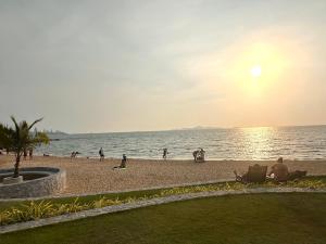 Oceanfront Luxury Condo in Pattaya with Private Beach and Inifinity Pool -A HOTEL 30 Day Stay Minimum