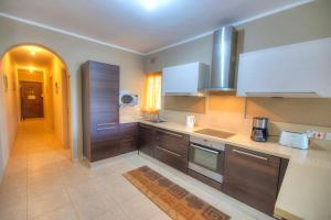 Spacious Apartment with Pool in Misrah Simar in Qala