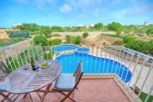 Spacious Apartment with Pool in Misrah Simar in Qala