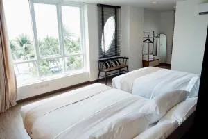 Beachfront 70 sqm Premier Sea View and Pool View Family Room FREE DISNEY PLUS - Ban Laem Thaen