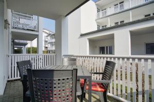 Terrasse, gratis Nutzung vom AHOI Erlebnisbad und Sauna inSellin - Villa Karola FeWo 06