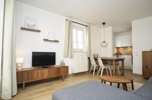 Terrasse, gratis Nutzung vom AHOI Erlebnisbad und Sauna inSellin - Villa Karola FeWo 06