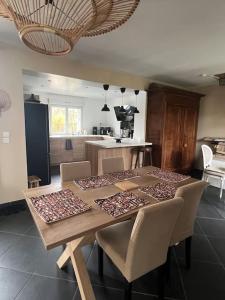 Villa dans son écrin de verdure, piscine privée, totalement privée