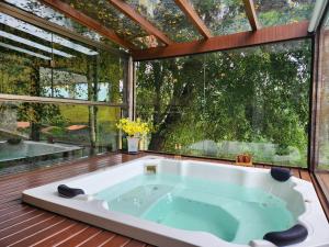 Casa Feliz: serviço, hidro aquecida, piscina