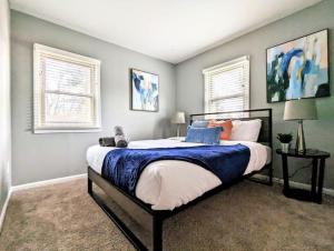 Spacious home with work space, firepit, BBQ grill