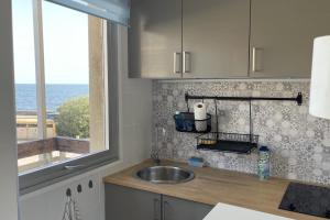 Studio with sea-view terrace near the city center