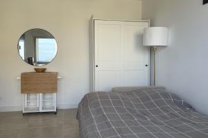 Studio with sea-view terrace near the city center