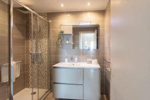 L11 Claire Fontaine Sea view 2 BDR AC Parking swiming pool