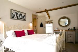 Deluxe Queen Room room in Carew Inn