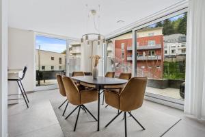 Luxury 2BR, Free Parking, Balcony