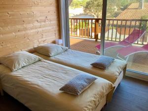 Maisons de vacances Welcoming new architects house with jacuzzi : Maison 4 Chambres