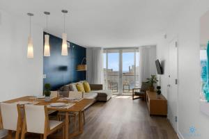 Infinite View with Balcony, Pool, Gym plus Near Beach