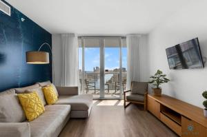 Infinite View with Balcony, Pool, Gym plus Near Beach