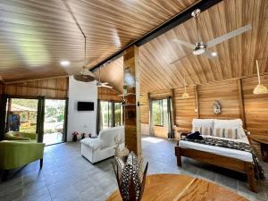 Romantic Cabin in the Forest, Valle Azul, Bungalows Tulipanes CR