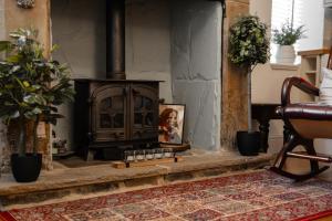 The Little Hideaway - Historic Gem off Haworth Main Street -Log Fire