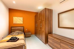 Cozy 3BD Seaside Apartment! WiFi and Great Location!