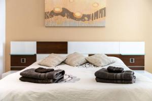 Cozy 3BD Seaside Apartment! WiFi and Great Location!