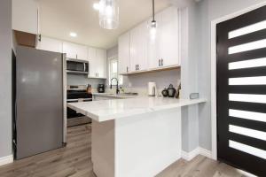 Lovely 3bedroom condo with free parking on premise