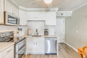 Pool Access and Private Balcony Myrtle Beach Gem