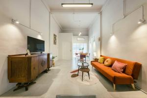 Sukhumvit entire house 7 pax - 2 mins walk from skytrain