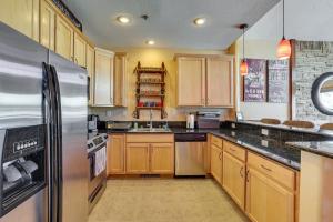 4 Mi to Ski Dillon Condo with Balcony and Mtn Views