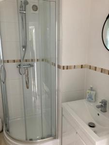 Highcliffe Apartment with Parking