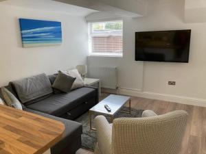 Highcliffe Apartment with Parking