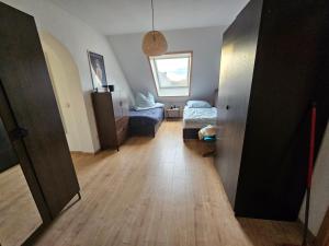 Ideal für Monteure Apartment mit 3 Schlafzimmer für bis zu 6 Personen mit Küche, Waschmaschine, Bad, WiFi, Flat TV usw