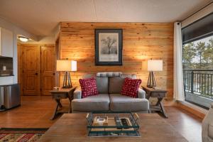 Trails End Sweet Dreams Condo: Stroll to Main Street, Lifts