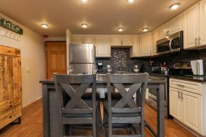 Trails End Sweet Dreams Condo: Stroll to Main Street, Lifts