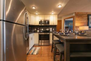 Trails End Sweet Dreams Condo: Stroll to Main Street, Lifts