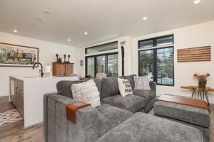 Après Shores Condo: Upscale Riverfront Retreat