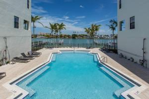 Waterfront Oasis 3 BR4 beds~3 min walk to beach.