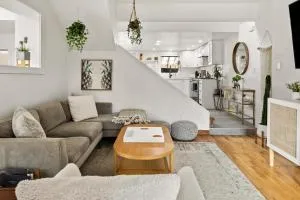 Garden Retreat - Hot Tub - Peloton - Walk to Shops - Edgewater