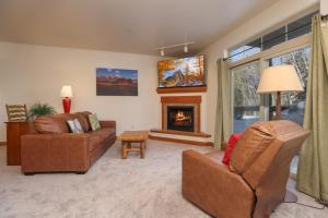 Retreat on the Blue Condo: Your Riverfront Retreat