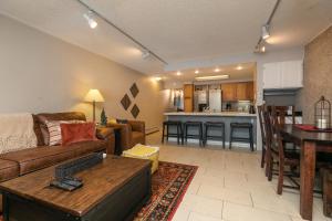 Claimjumper Retreat Townhome: Pool Hot Tub, Walk to Town