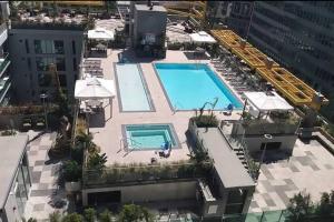 Comfy Cozy Apt with pool & hot tub in downtown LA