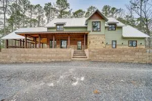 Grand Broken Bow Cabin with Hot Tub and Spacious Deck! - Hochatown