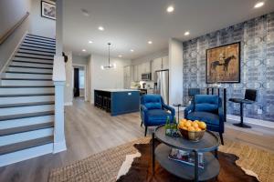 New Lux Townhome 6 mins to DT Rooftop Sleeps 12