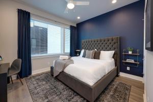 New Lux Townhome 6 mins to DT Rooftop Sleeps 12