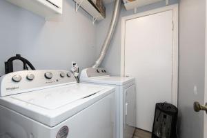 Lovely 3bedroom condo with free parking on premise