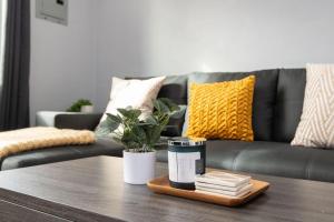 Lovely 3bedroom condo with free parking on premise