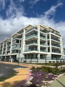 New penthouse with sunny beach view