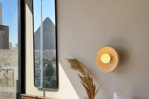 The 2 BDR Pyramids Vista w Bathtub