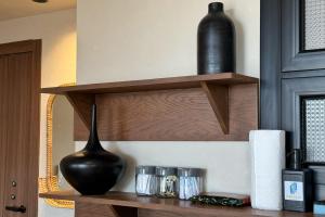 The 2 BDR Pyramids Vista w Bathtub