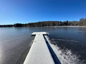 Lakefront Log Cabin, Private Lake Access wPeloton