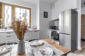 M&R Apartament Airport&Business Wynalazek - underground garage - fast WI-Fi - self check-in - Netflix - 6 min from Chopin Airport