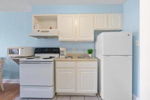 Budget Friendly Oceanview Studio, Sleep 4!