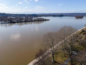 Flats on Front - Riverfront Gem Fast Wi-Fi 3F