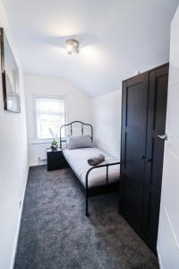 3-Bed Stylish Contractor Property! Free WiFi